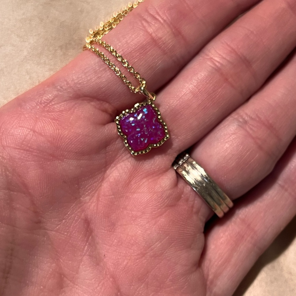 Kendra Scott 	
Mallory Gold Pendant Necklace in Plum Kyocera Opal